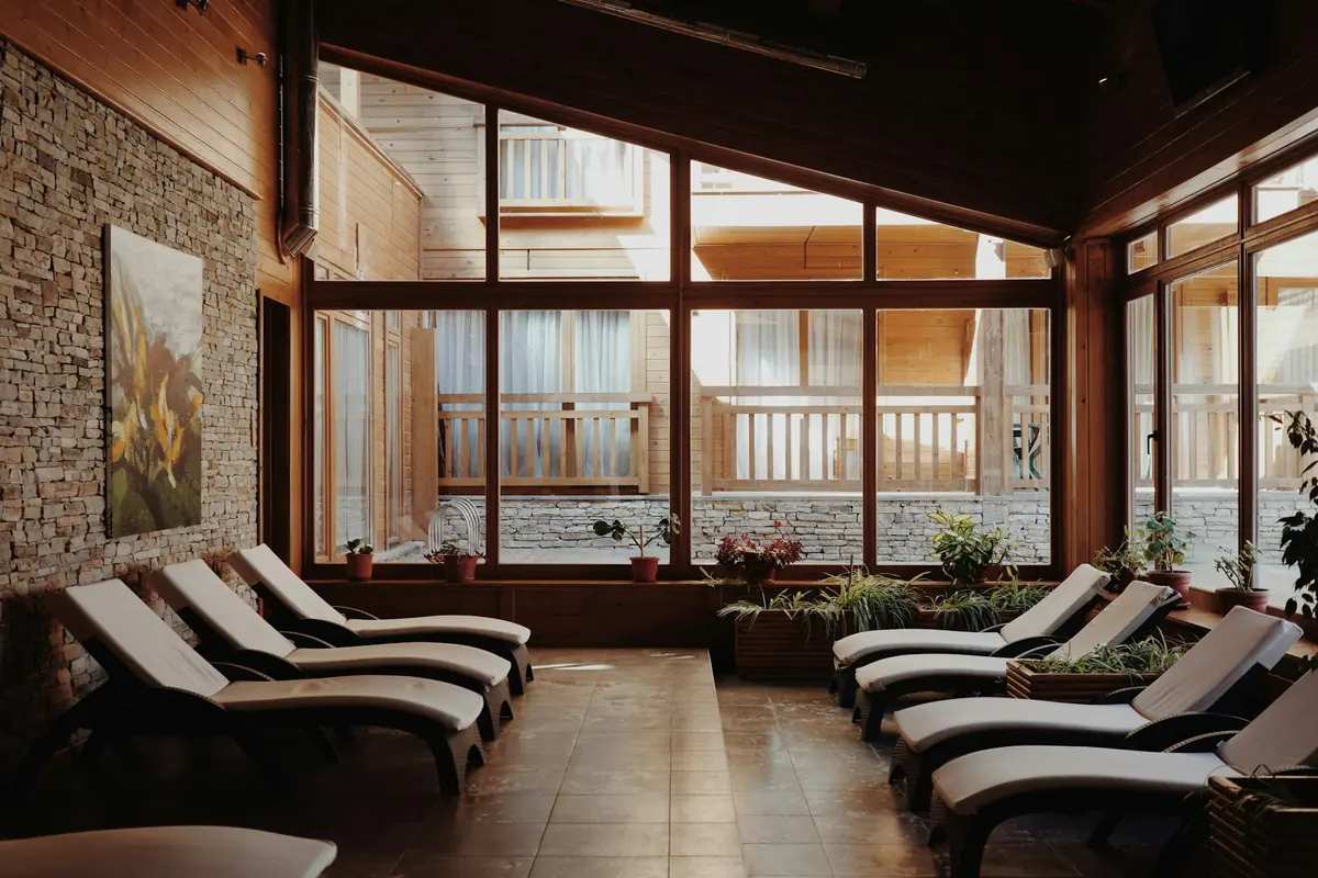 Sala de descanso con tumbonas y grandes ventanales